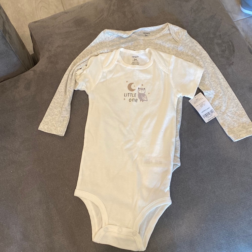 NWT - Two-piece Carter’s onesie set - 24 months - Unisex